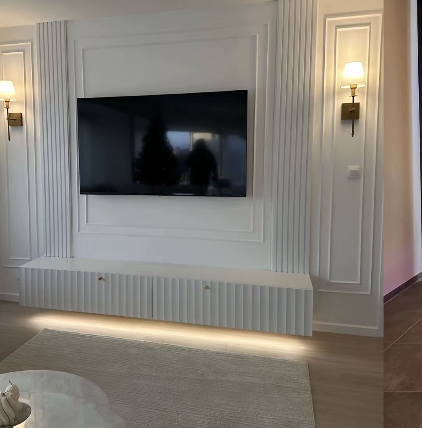 Mur TV classique moulures et appliques