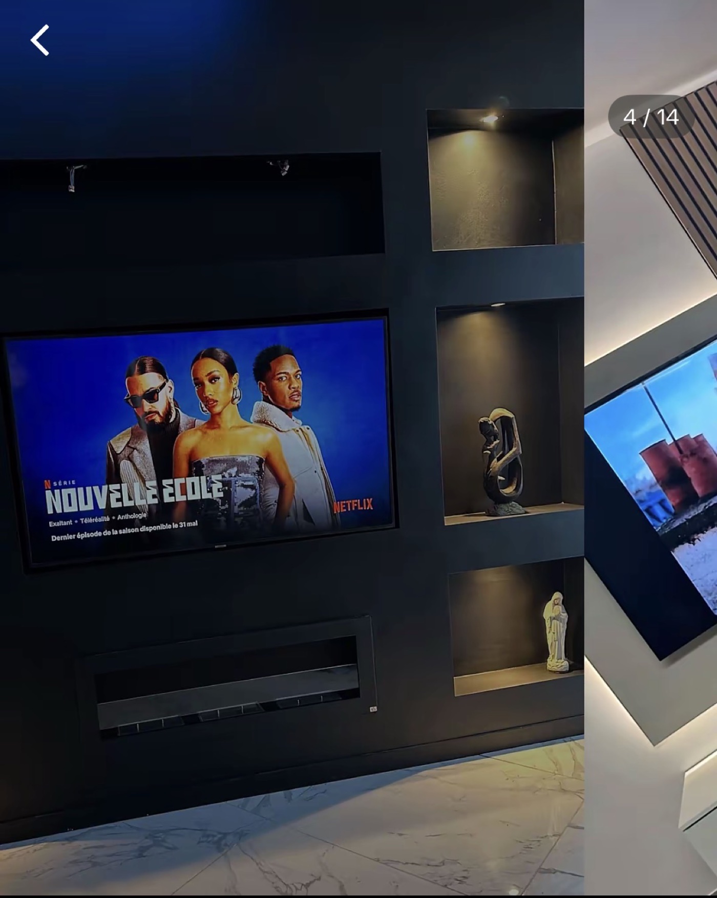 Mur TV sombre et niches